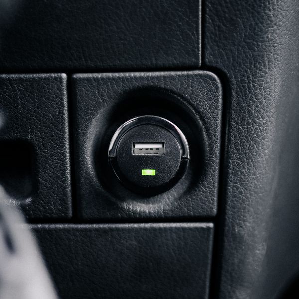 Автомобільний зарядний пристрій Strax bulk Car Charger 2.4A Single USB-A Black (4029948595757) 4029948595757 фото
