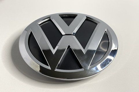 Емблема Volkswagen Polo решітка радіатора 120 mm (6C0853600) vw040 фото товару