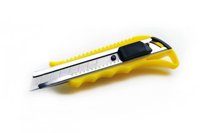 Нож выдвижной 18мм с металлической направляющей, автозамок ( эргономичный) СИЛА 400206 фото