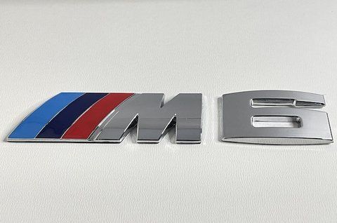 Эмблема надпись ///M6 на BMW полосы голубая/синяя/красная + хром (51138054466) bmw001 фото товара