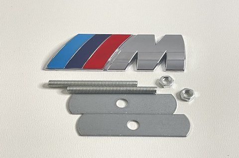 Эмблема надпись ///M на радиаторную решетку BMW металлическая с крепежом (полосы голубая / синяя / красная + bmw004 фото товара