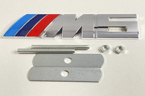 Эмблема надпись ///M5 на радиаторную решетку BMW металлическая с крепежом (полосы голубая / синяя / красная + bmw005 фото товара