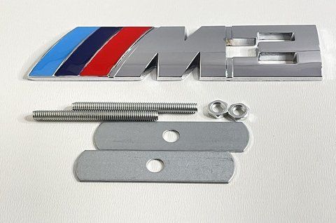 Эмблема надпись ///M3 на радиаторную решетку BMW металлическая с крепежом (полосы голубая / синяя / красная + bmw006 фото товара