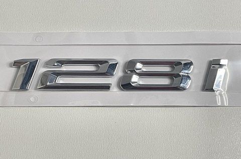 Эмблема надпись на багажник 128i (хром) на BMW (B400130134) bmw010 фото товара